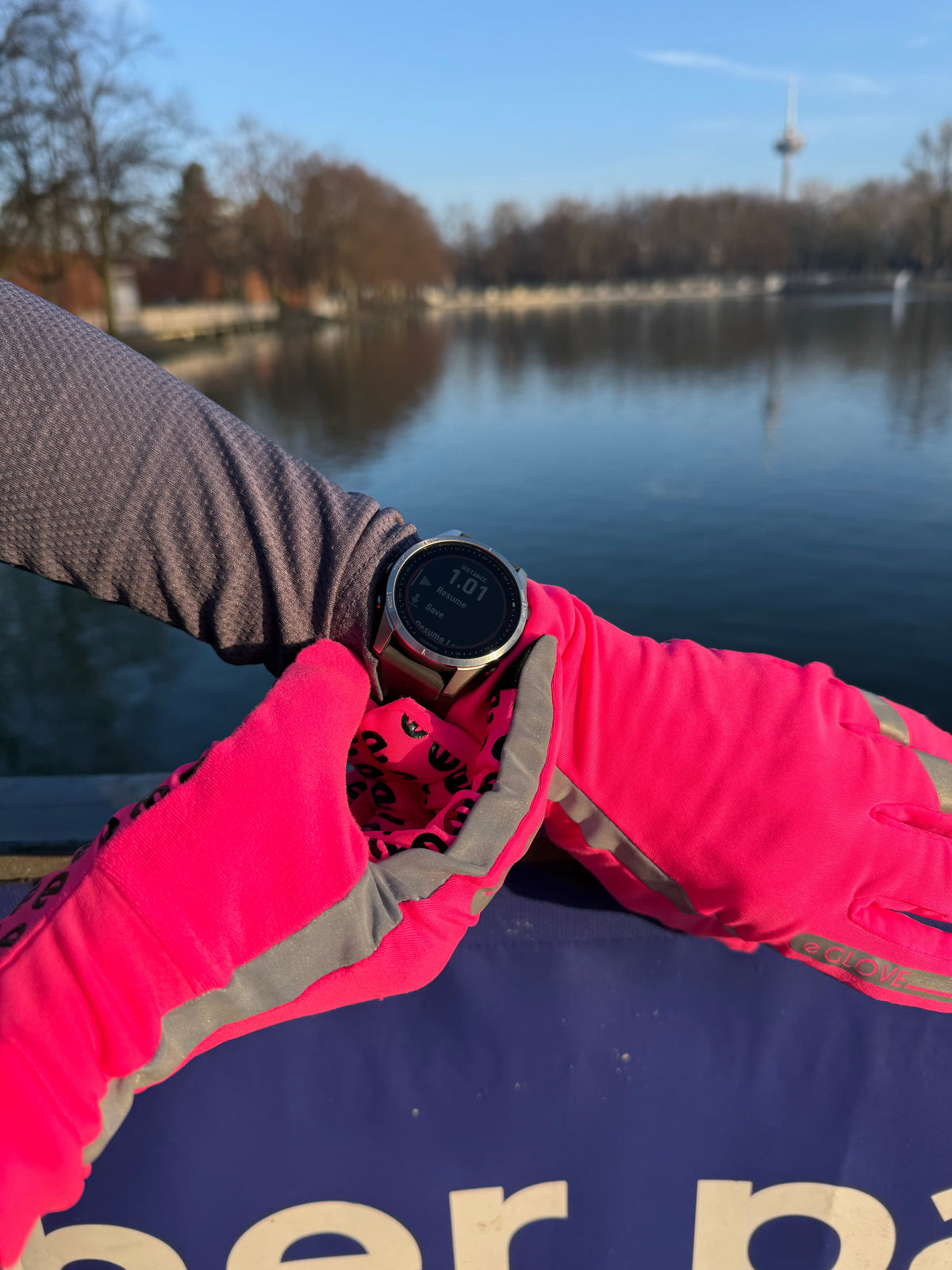 eGLOVE Hi-Vis Run Gloves – Fluoro Pink | Reflective Touchscreen Running Gloves