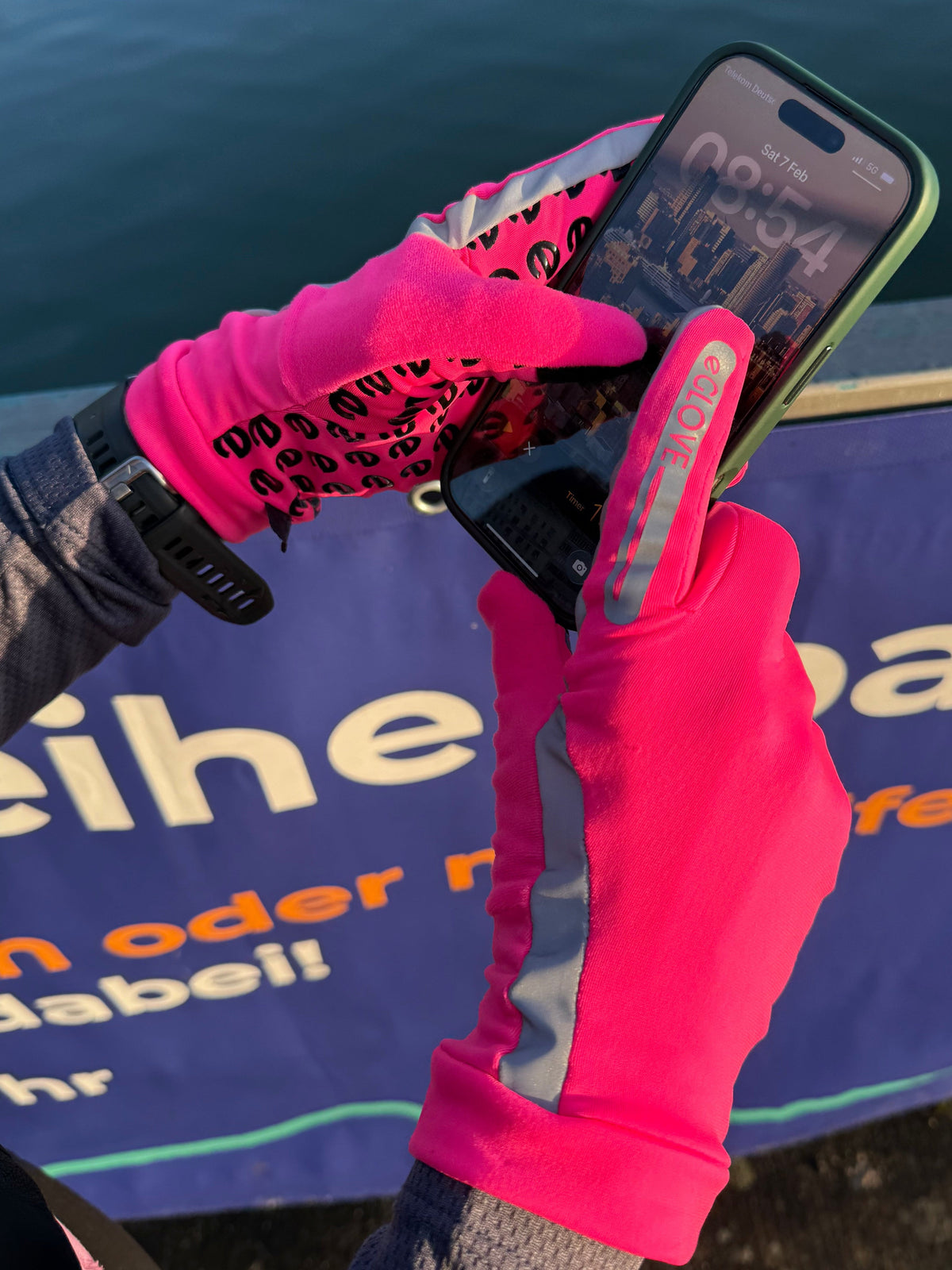 eGLOVE Hi-Vis Run Gloves – Fluoro Pink | Reflective Touchscreen Running Gloves