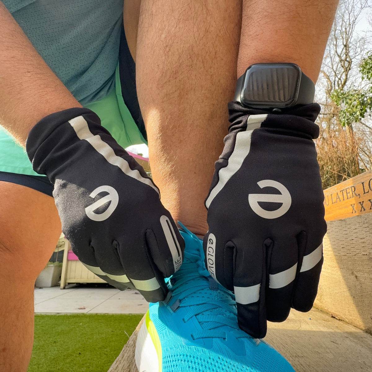 eGLOVE Hi-Vis Run Gloves – Black | Reflective Touchscreen Running Gloves