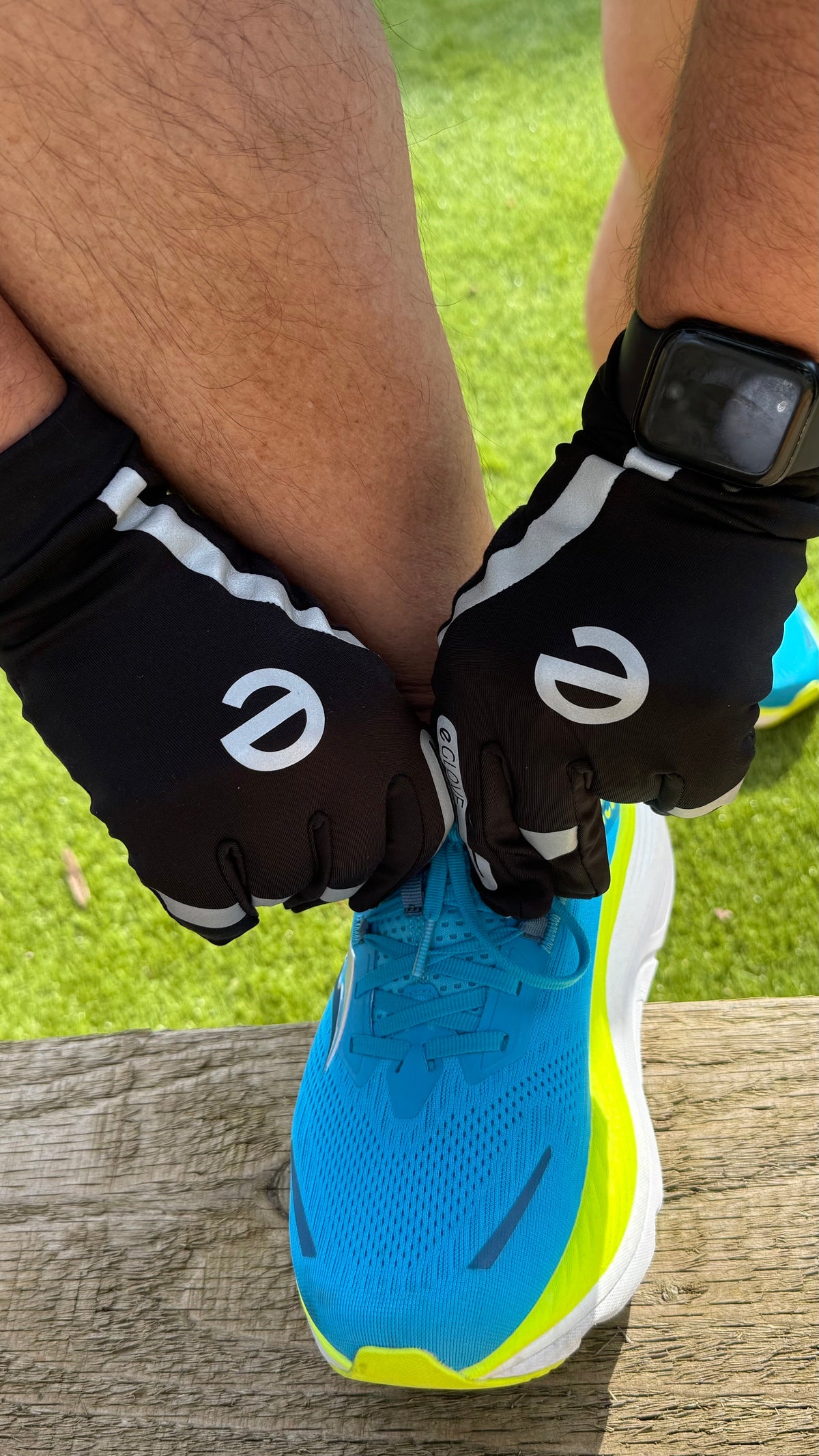 eGLOVE Hi-Vis Run Gloves – Black | Reflective Touchscreen Running Gloves